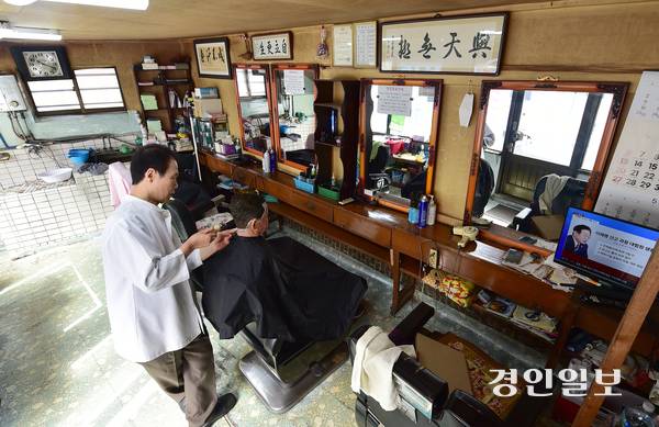 30일 오전 인천시 미추홀구 숭의동 신광이발관에서 이원호 사장이 손님의 머리를 다듬고 있다. 2025.4.30 /조재현기자 jhc@kyeongin.com