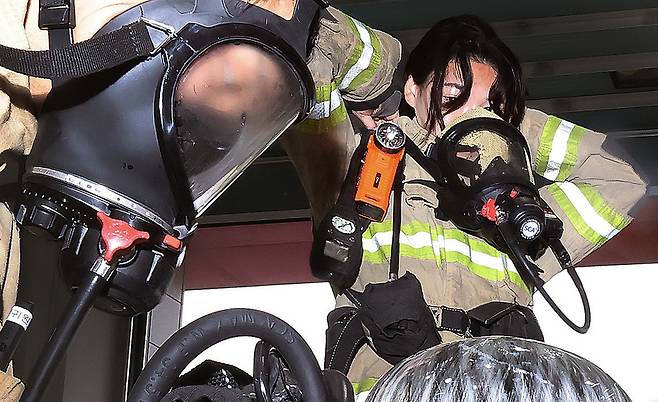 ▲ 1일 인천 서구 검단소방서에서 '전국소방기술경연대회' 인천 대표로 참가하기 위해 소방대원들이 훈련하고 있다. '전국소방기술경연대회'는 소방청이 주관하는 전국 단위의 소방 기술대회로, 재난 현장 대응 역량과 구조·구급 등 실전 능력을 겨루는 대회이다. 대회 성적은 향후 소방대원 역량평가에도 반영된다. /이호윤 기자 256@incheonilbo.com