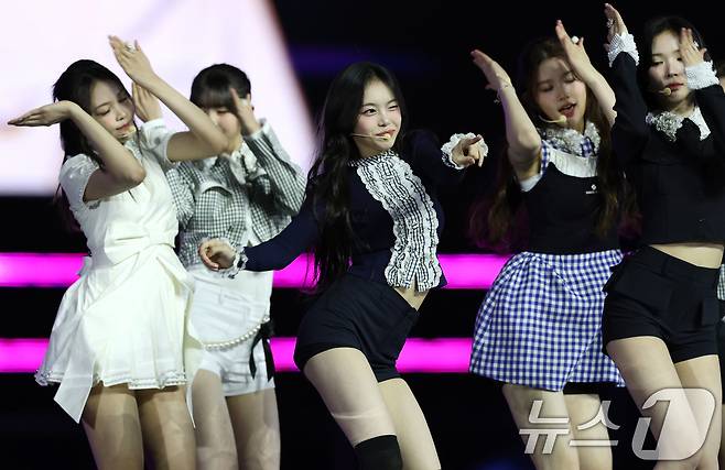 하츠투하츠 이안(가운데)이 30일 서울 마포구 상암 월드컵경기장에서 열린 ‘서울스프링페스타 WONDER SHOW’에 출연해 매혹적인 무대를 선보이고 있다. 2025.4.30/뉴스1 ⓒ News1 권현진 기자