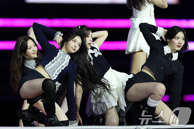 하츠투하츠가 30일 서울 마포구 상암 월드컵경기장에서 열린 ‘서울스프링페스타 WONDER SHOW’에 출연해 매력적인 무대를 선보이고 있다. ⓒ News1 권현진 기자