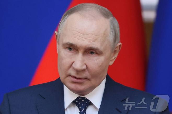 블라디미르 푸틴 러시아 대통령이 28일(현지시간) 상트페테르부르크에서 열린 입법 위원회 회의에 참석해 연설을 하고 있다. 2025.04.29 ⓒ AFP=뉴스1 ⓒ News1 우동명 기자