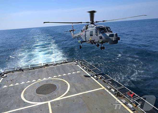 해군3함대 해상작전헬기(Lynx)가 29일 광주함(FFG-Ⅰ, 2500톤)에서 헬기 이·착함 합동훈련(Cross-Deck)을 위해 이함하고 있다. (해군 제공. 재판매 및 DB 금지) 2025.5.1/뉴스1