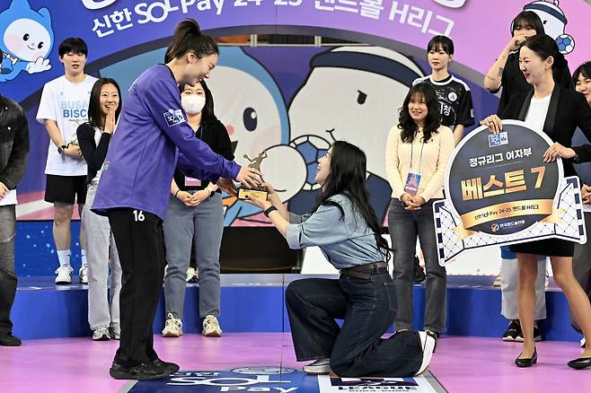 무릎을 꿇고 시상하는 독특한 시상식(KOHA 제공)