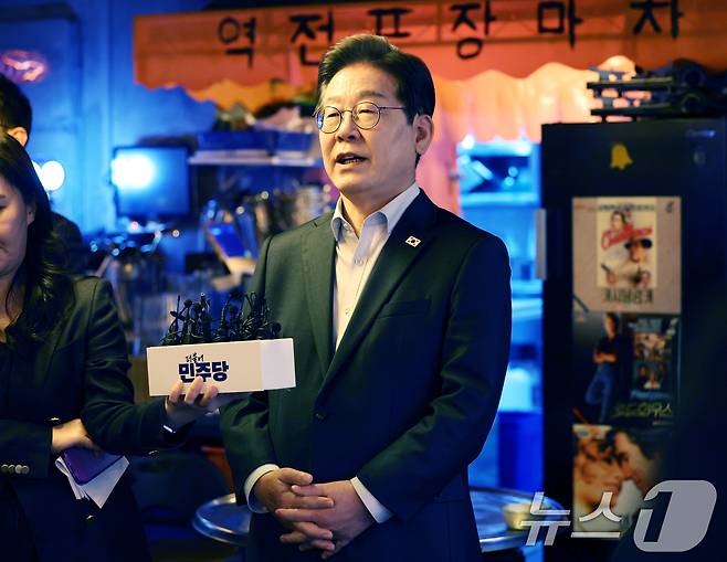 이재명 더불어민주당 대통령 후보가 1일 오후 서울 종로구 한 음식점에서 열린 '민생시리즈2' 비전형 노동자 간담회를 마친 후 공직선거법 위반과 관련한 대법원 선고 질문에 답변하고 있다. (공동취재) 2025.5.1/뉴스1 ⓒ News1 이재명 기자