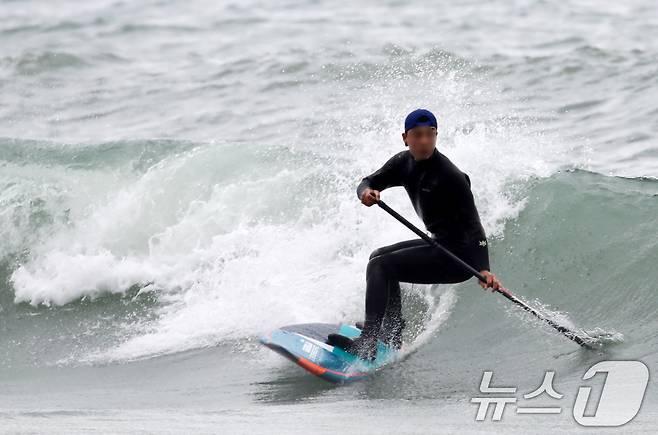 부산에 강풍주의보가 발효된 17일 오후 부산 해운대구 송정해수욕장에서 서퍼들이 파도를 타며 서핑을 하고 있다. 2025.4.17/뉴스1 ⓒ News1 윤일지 기자
