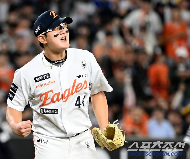 승리를 지켜낸 후 뜨거운 환호