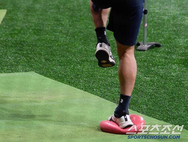 에어쿤션에 한쪽 발을 올린 채 타격훈련을 하는 전준우. 밸런스를 잡기 위한 훈련이다.