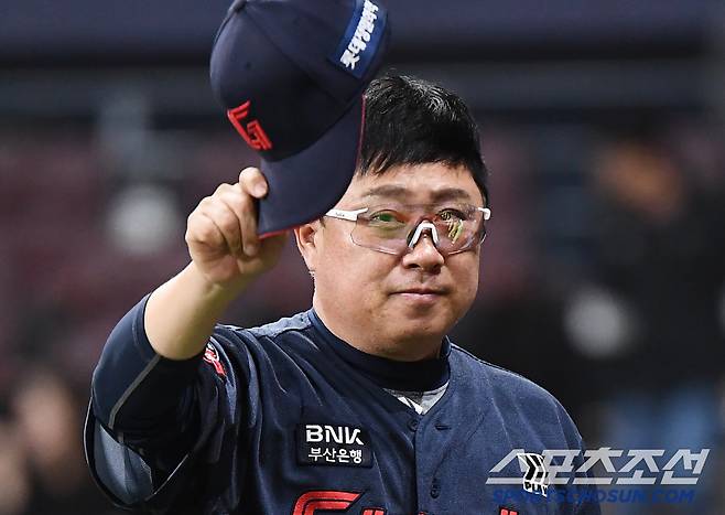 1일 서울 고척스카이돔에서 열린 롯데-키움전. 5대0으로 승리하며 3연승을 달린 롯데 김태형 감독이 팬들에게 인사하고 있다. 고척=정재근 기자 cjg@sportschosun.com/2025.5.1/