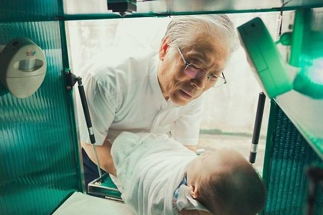 주사랑공동체를 운영하는 이종락 목사가 드롭박스의 아기를 끌어 안는 다큐 영화 '드롭박스' 포스터