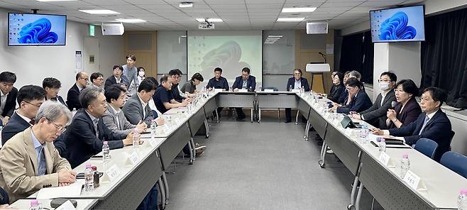 지난달 30일 서울 종로구 서울대학교 치과병원 본관에서 교육부 관계자들과 의과대학 학장단이 간담회를 갖고 있다. 이날 대규모 유급이 임박하자 교육부와 의대 학장단은 긴급 간담회를 열고 대응 방안을 논의했다. /뉴스1