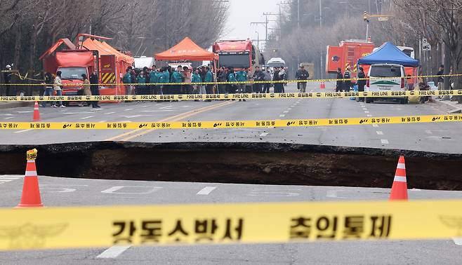 3월 25일 서울 강동구 대명초등학교 인근 사거리에서 싱크홀(땅 꺼짐) 사고 발생으로 교통이 통제되고 있다. /뉴스1