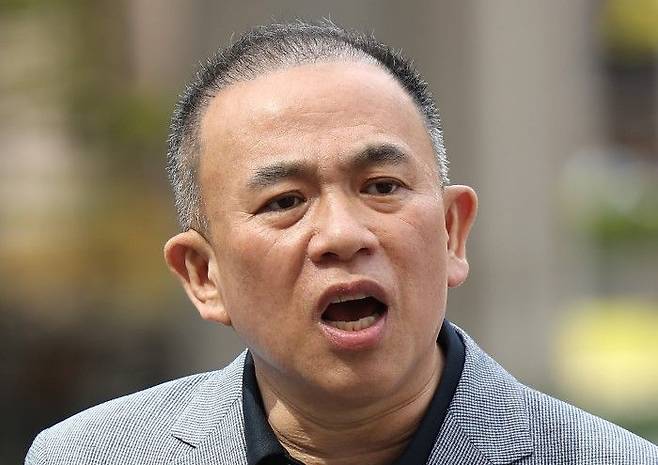 '정치 브로커' 명태균 씨가 4월 30일 윤석열 전 대통령 부부와 구(舊)여권 정치인 다수가 연루된 공천 개입·여론조사 의혹 관련 조사를 받기 위해 서초구 서울고등검찰청으로 향하며 취재진의 질문에 답변하고 있다ⓒ연합뉴스