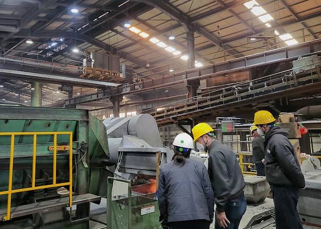 부산진해경제자유구역청 직원들이 환경오염물질 배출사업장 집중 점검 활동을 벌이고 있다. 부산진해경자청 제공