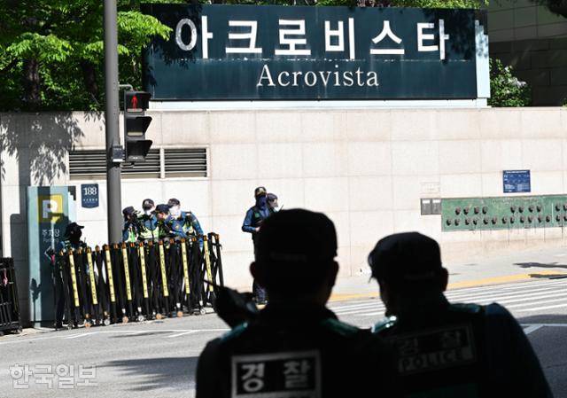 30일 서울남부지검 가상자산범죄합수단 소속 검사와 수사관이 무속인 건진법사 전성배씨 의혹과 관련해 윤석열 전 대통령 부부 사저인 서울 서초구 서초동 아크로비스타에 대한 압수수색을 하고 있다. 왕태석 선임기자