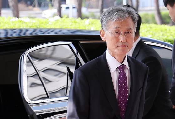 조희대 대법원장이 24일 오전 서울 서초구 대법원으로 출근하고 있다. 뉴스1