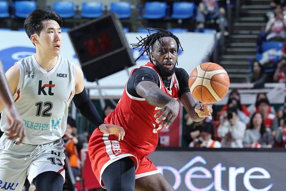 '라스트 댄스'로 알려진 SK 워니(오른쪽)가 우승 트로피를 들 지도 챔프전의 주요 관심사다. 뉴스1