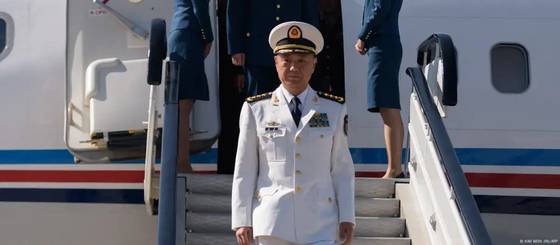 지난 2019년 10월 평양 순안공항에 도착한 먀오화 중국 중앙군사위원회 위원이 여객기에서 내려오고 있다. AFP=연합뉴스