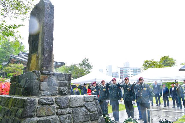 ▲ 횡성군은 1일 횡성읍 보훈공원과 우천면 참전기념공원에서 ‘네덜란드군 참전기념 추모행사’를 개최했다.