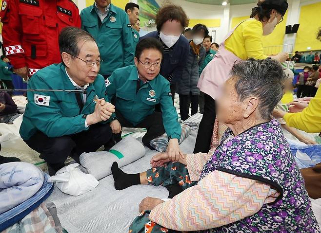 한덕수 대통령 권한대행이 3월 24일 경북 의성군 의성체육관에 마련된 산불 대피소를 방문해 이재민을 위로하고 있다. 사진=연합뉴스
