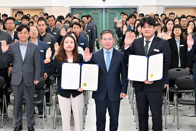 1일 군위군청에서 열린 청렴 결의대회에서 직원 대표가 부패방지·청렴 결의문을 낭독하고 있다. 군위군 제공