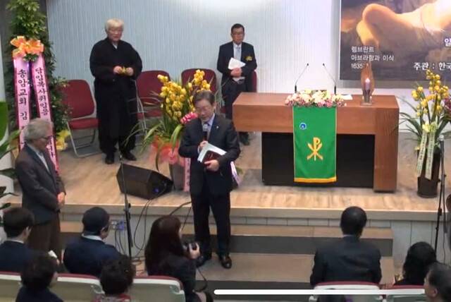 이재명 더불어민주당 대선 후보가 성남시장이던 2014년 1월 26일 경기도 성남 주민교회에서 열린 이훈삼 목사 취임식에서 축사하고 있다. 이 후보는 주민교회 지하 기도실에서 정치를 결심했다고 밝혔다. 유튜브 캡처