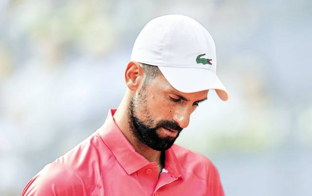 노박 조코비치가 지난달 26일 스페인 마드리드에서 열린 마드리드오픈에서 마테오 아르날디(이탈리아)와 경기 도중 고개를 숙이고 생각에 잠겨 있다. AP뉴시스