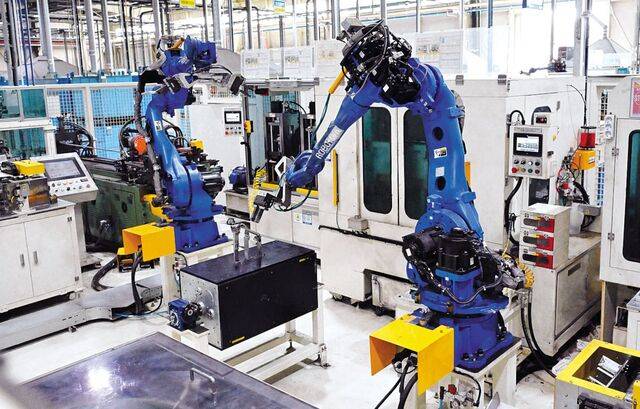 삼보모터스 대구 세천공장 내 완전 자동화 라인에서 로봇 팔 3대가 완성차 납품용 냉각수 파이프를 50초에 한 개씩 생산하고 있다. 윤웅 기자