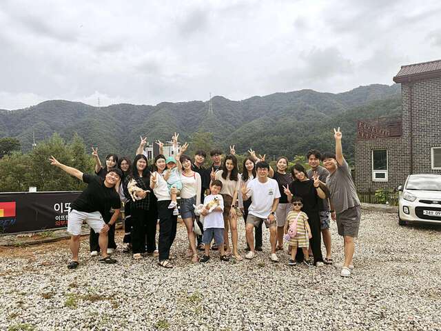 김포하나교회 성도들이 지난해 경기도 가평에서 여름 수련회를 마치고 기념 촬영을 하고 있다. 교회 제공