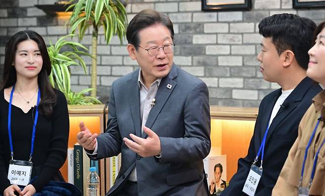 이재명 더불어민주당 대선 후보가 30일 서울 구로구 한 스튜디오에서 열린 '슬기로운 퇴근생활 직장인 간담회'에 참석해 대화를 나누고 있다. 연합뉴스