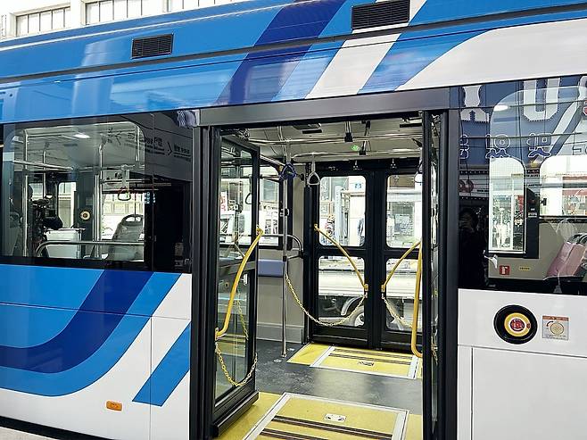 양문형 버스. 문정임 기자