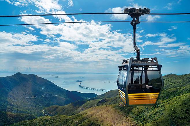 홍콩의 산과 바다를 한눈에 내려다볼 수 있는 옹핑360 케이블카 / 사진=홍콩관광청