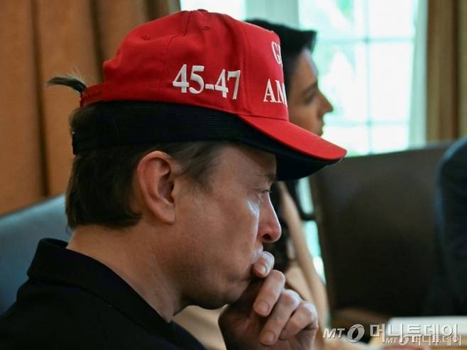 (워싱턴 AFP=뉴스1) 우동명 기자 = 일론 머스크 테슬라 최고경영자(CEO)이자 미국 정부효율부(DOGE) 수장이 30일(현지시간) 워싱턴 백악관에서 도널드 트럼프 대통령 주재로 열린 각료회의에 참석하고 있다. 2025.05.01 ⓒ AFP=뉴스1 Copyright (C) 뉴스1. All rights reserved. 무단 전재 및 재배포, AI학습 이용 금지. /사진=(워싱턴 AFP=뉴스1) 우동명 기자