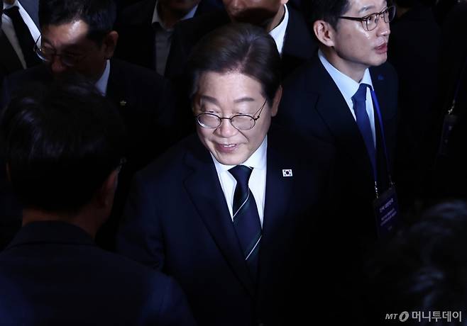 이재명 더불어민주당 대선 후보가 30일 서울 여의도 국회 의원회관에서 열린 '제21대 대통령선거 중앙선거대책위원회 출범식'을 마치고 나서며 참석자들과 인사하고 있다. 2025.4.30/사진=뉴스1