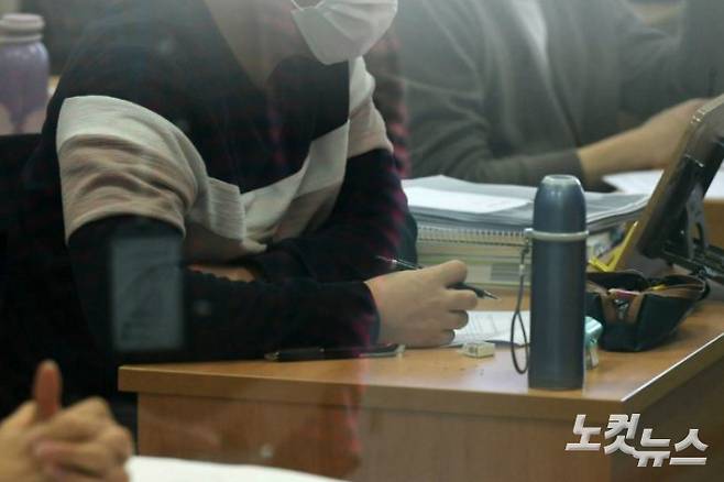 학생들이 디지털 교과서로 수업을 듣고 있다. 이한형 기자