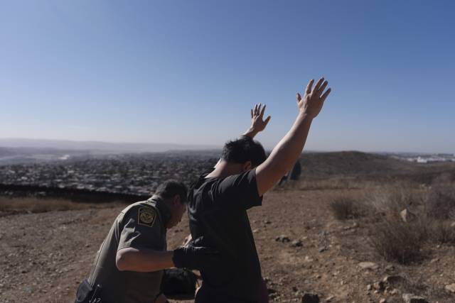 ▲지난 1월 23일(현지시간) 미국-멕시코 접경 지대에서 미국으로 불법 이민을 시도한 이가 체포됐다. ⓒAP=연합뉴스