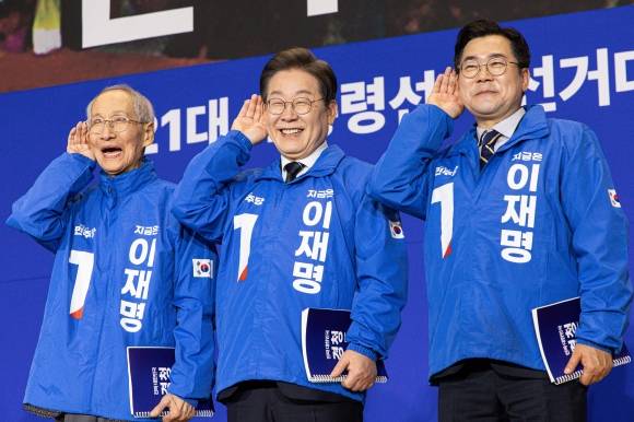 이재명 더불어민주당 대선 후보(가운데)와 윤여준(왼쪽), 박찬대 상임 총괄선대위원장이 30일 오후 서울 여의도 국회 의원회관에서 열린 제21대 대통령선거 중앙선거대책위원회 출범식에서 국민 말씀을 경청하겠다며 경청노트를 들고 귀에 손을 댄채 기념 촬영하고 있다.뉴스1