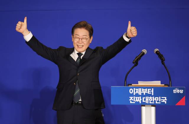 이재명 더불어민주당 대선 후보가 지난달 30일 서울 여의도 국회 의원회관에서 열린 더불어민주당 제21대 대통령선거 '진짜 대한민국' 중앙선거대책위원회 출범식에서 엄지를 들어 보이며 미소짓고 있다. 연합뉴스