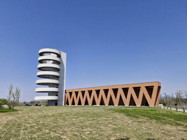 지난달 21일 개관한 매향리 평화기념관. 주황색 점토벽돌 구조물이 눈길을 끈다.