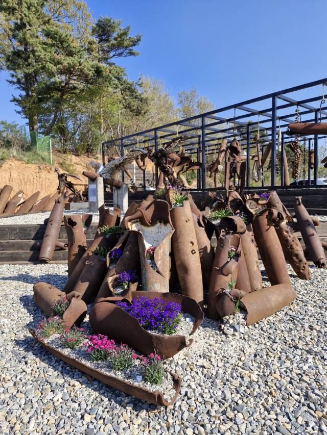 매향리 평화기념관 측면에 자리 잡은 포탄 설치작품. 사진 = 손대선 기자