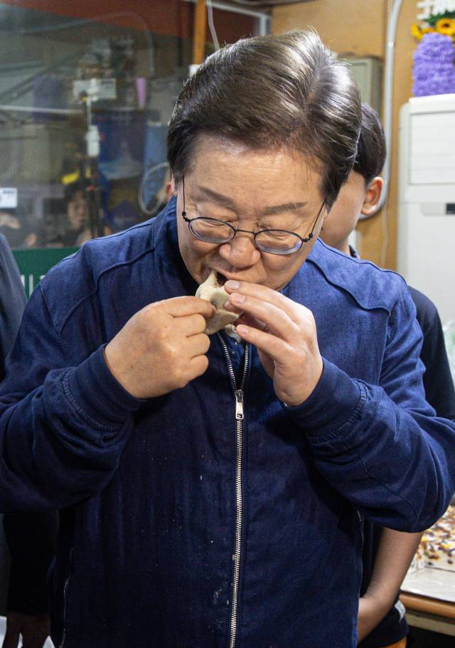 이재명 더불어민주당 대통령 후보가 1일 오후 경기도 연천군 전곡시외터미널 인근에 위치한 떡집을 찾아 떡을 맛보고 있다. 2025.5.1/뉴스1