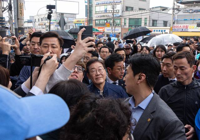이재명 더불어민주당 대통령 후보가 1일 오후 경기도 연천군 전곡시외터미널 인근에서 시민들과 기념촬영을 하고 있다. 2025.5.1/뉴스1