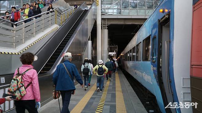 서울역에서 출발하는 ‘충남 레트로 낭만 열차’. 오전 7시 13분 출발이라는 조금 빡빡한 일정이지만 당일여행 코스로 꽤 알차게 여러 명소를 돌아볼 수 있다 충남|김재범 기자 oldfield@donga.com