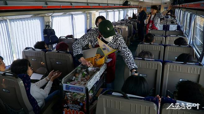 ‘충남 레트로 낭만 열차’ 이용객에게 제공하는 추억의 간식거리. 구운달걀과 그 시절 캬라멜 등 과거 기차여행의 기억을 떠올리게 하는 먹거리들이다 충남|김재범 기자 oldfield@donga.com