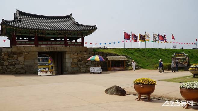서산 해미읍성의 내부. 면적은 약 20만㎡에 달하는 해미읍성은 고창읍성, 낙안읍성과 함께 우리나라 3대 읍성으로 꼽힌다 충남|김재범 기자 oldfield@donga.com