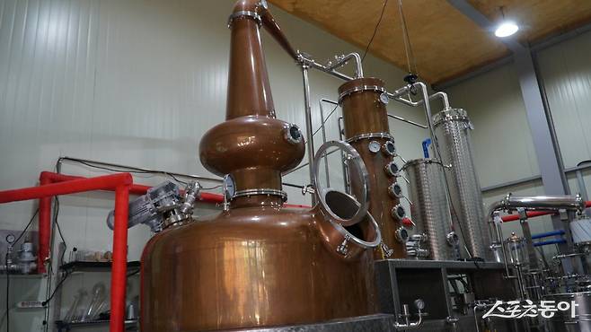 예산 은성농원의 사과술 증류기. 구리로 만든 커다란 증류기에서 사과발효주 시드르를 증류해 칼바도스를 만든다 충남|김재범 기자 oldfield@donga.com