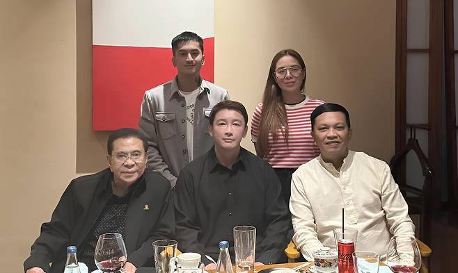 로드FC 정문홍 회장(아랫줄 가운데)이 최근 벌어진 필리핀 한인 살인사건 해결을 위해 현지에서 바쁘게 움직이고 있다. 필리핀 경찰 범죄수사국(CIDG) 국장 출신인 로드FC 필리핀 법인 알버트 페로 대표(아랫줄 오른쪽)를 만나 범인 검거를 위한 도움을 요청했다. LCS 그룹 차빗 싱손 회장, 로드FC 정문홍 회장, 로드FC 필리핀 알버트 페로 대표, 리쉘 국회의원, LCS 그룹 크리스찬 싱손 대표이사(아랫줄 왼쪽부터 반시계 방향) 사진제공|로드FC