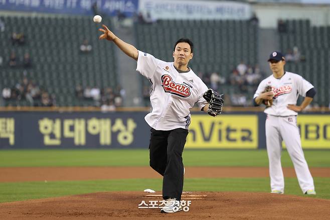 2024~2025 핸드볼리그 챔피언결정전 MVP 두산 핸드볼팀 이한솔(왼쪽)이 1일 잠실구장에서 열린 두산-KT전에 시구자로 공을 던지고 있다. 두산베어스 제공