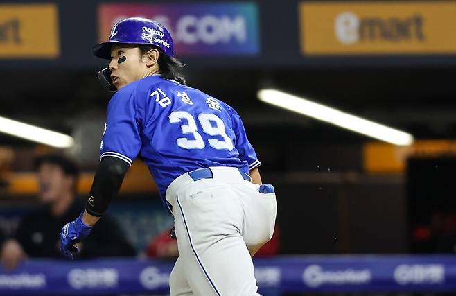 ▲ 30일 인천 SSG전에서 홈런 포함 4안타로 대활약하며 리그 타격 선두에 오른 김성윤 ⓒ삼성라이온즈