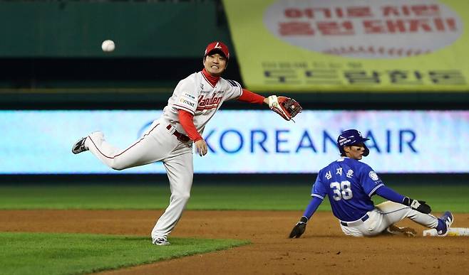 ▲ 김성현은 거의 완벽에 가까운 수비로 팀 내야의 중심을 잡는 동시에 중요한 순간의 안타, 그리고 번트까지 선보이며 팀의 승리를 이끌었다 ⓒSSG랜더스