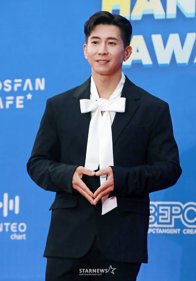 가수 브라이언이 15일 오후 서울 중구 장충체육관에서 진행된 '한터뮤직어워즈 2024' 레드카펫행사에 참석해 포즈를 취하고 있다. /2025.02.15 /사진=이동훈 photoguy@